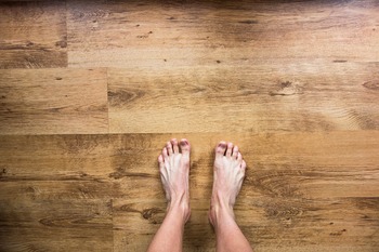 Skrzypiąca drewniana podłoga - co robić?